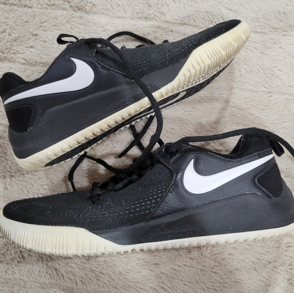 NIKE Volleyball Shoes Sz 9.5 Black & White Sport Sneakers